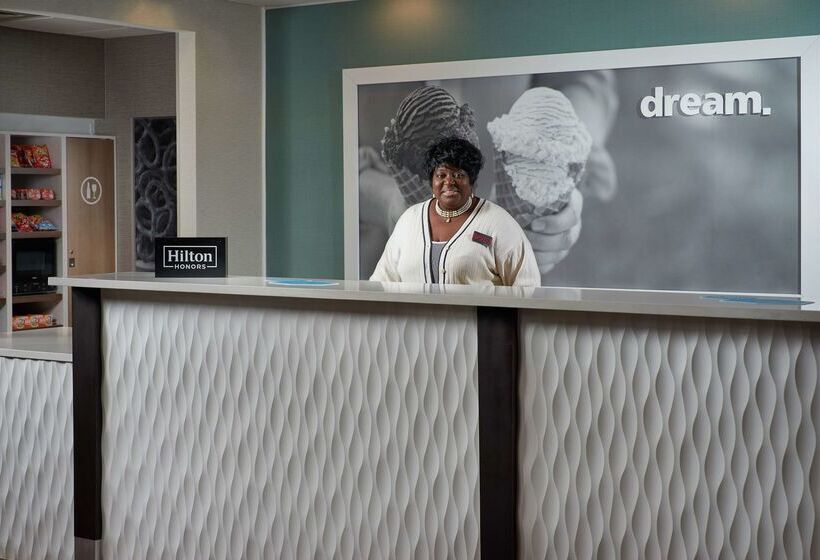 هتل Hampton Inn & Suites Oxfordanniston