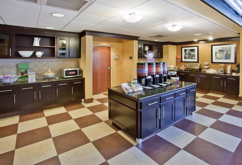 هتل Hampton Inn & Suites Oxfordanniston