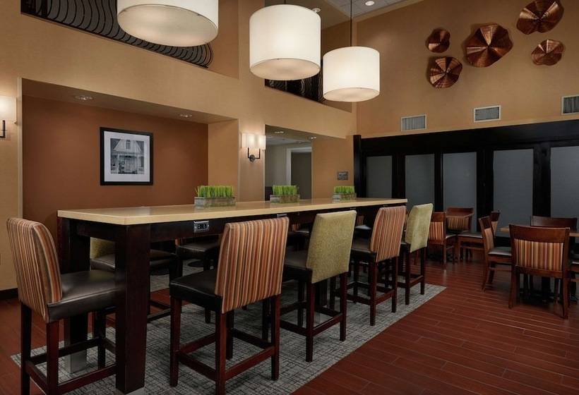 هتل Hampton Inn & Suites Oxfordanniston