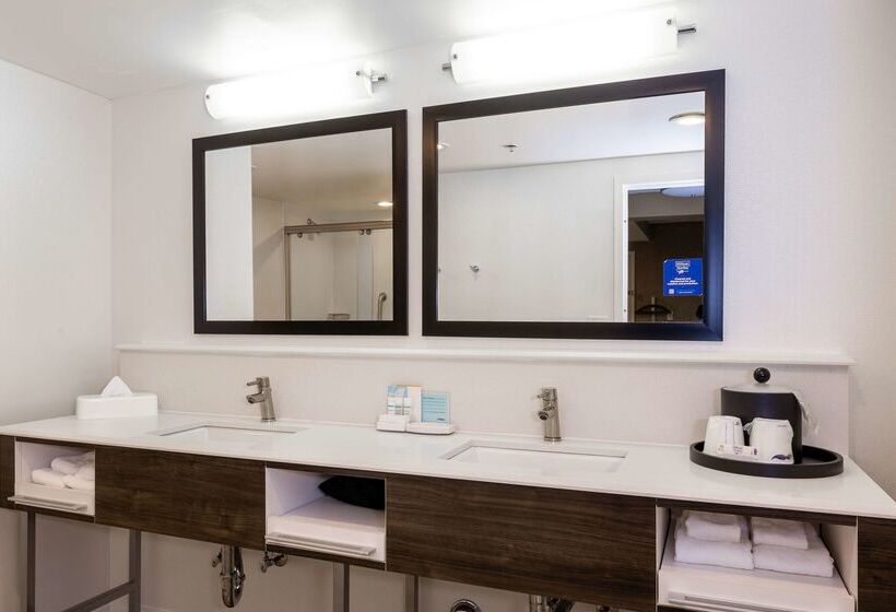בית מלון כפרי Hampton Inn & Suites Raleigh Cary Lenovo Center