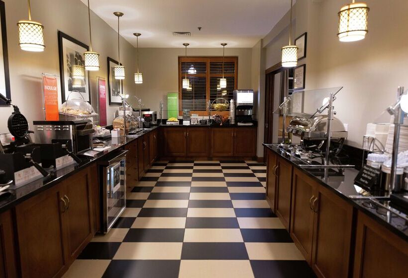 בית מלון כפרי Hampton Inn & Suites Raleigh Cary Lenovo Center