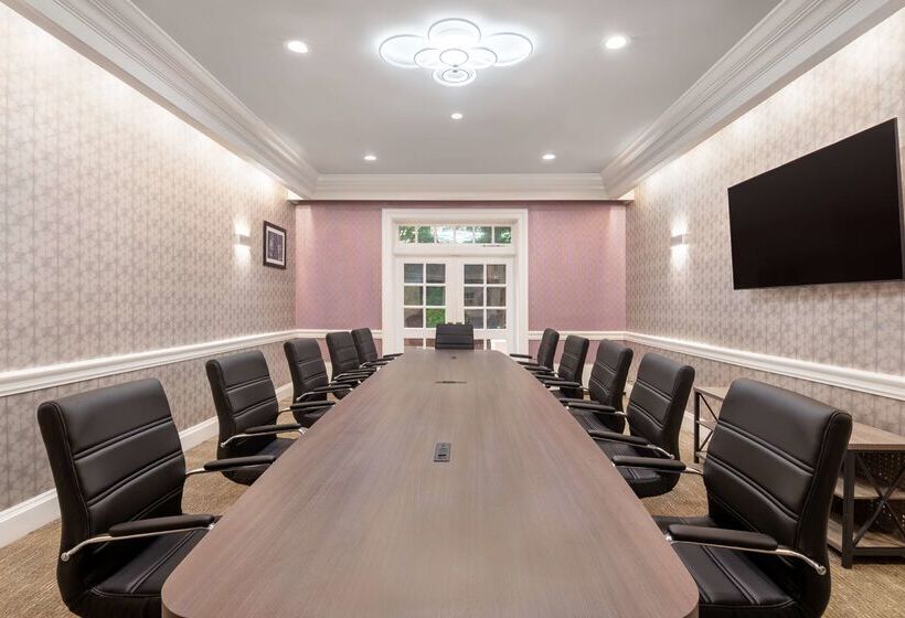 هتل Hampton Inn & Suites Stamford