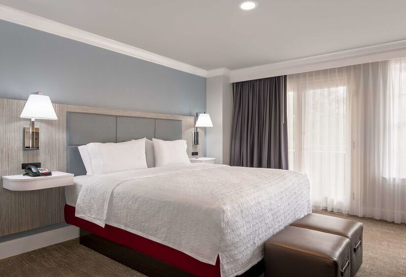 هتل Hampton Inn & Suites Stamford