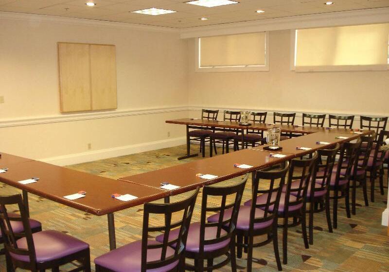 هتل Hampton Inn & Suites Stamford