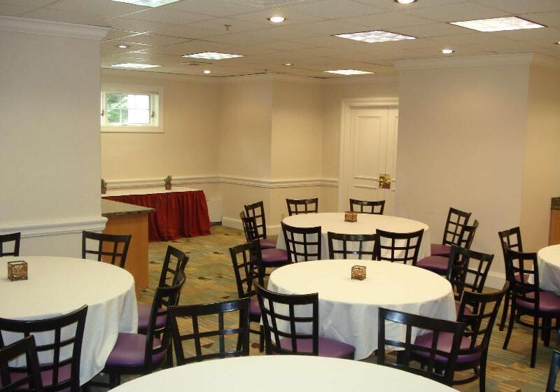 هتل Hampton Inn & Suites Stamford