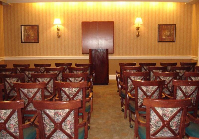 هتل Hampton Inn & Suites Stamford