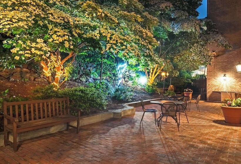 هتل Hampton Inn & Suites Stamford