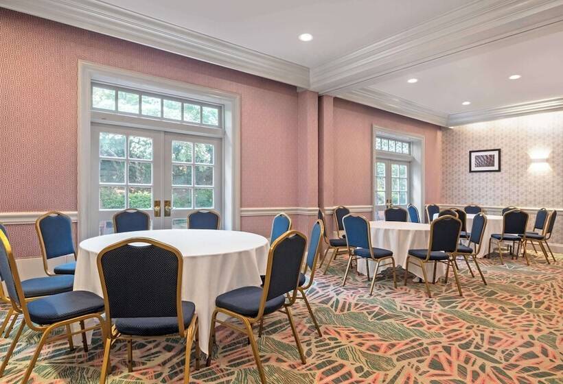 هتل Hampton Inn & Suites Stamford