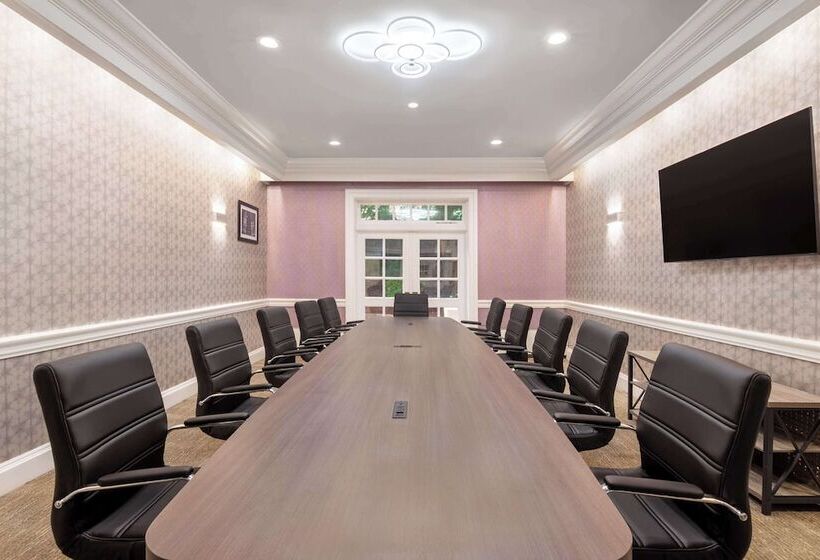 هتل Hampton Inn & Suites Stamford