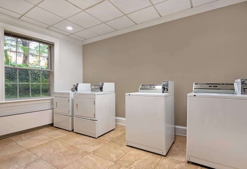 هتل Hampton Inn & Suites Stamford