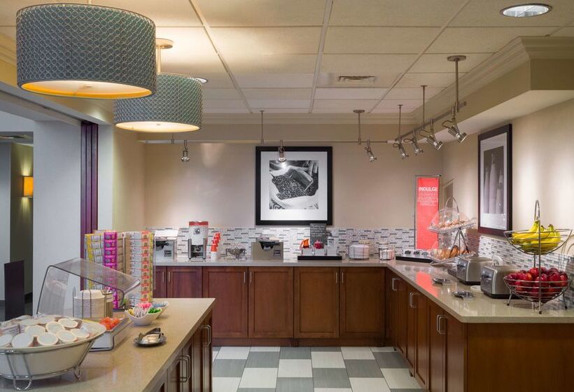 هتل Hampton Inn & Suites State College At Williamsburg Square