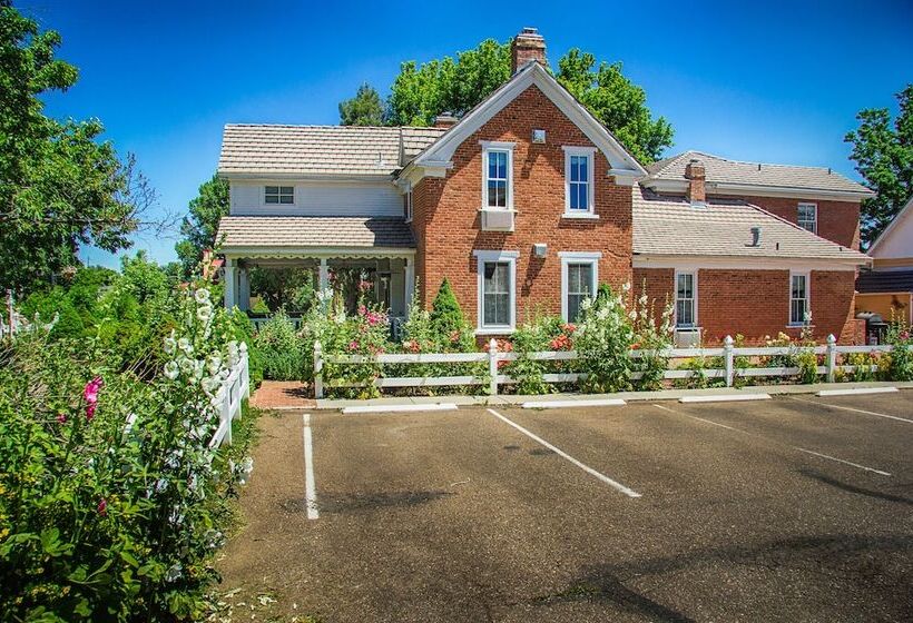 בית מלון כפרי Heritage Inn