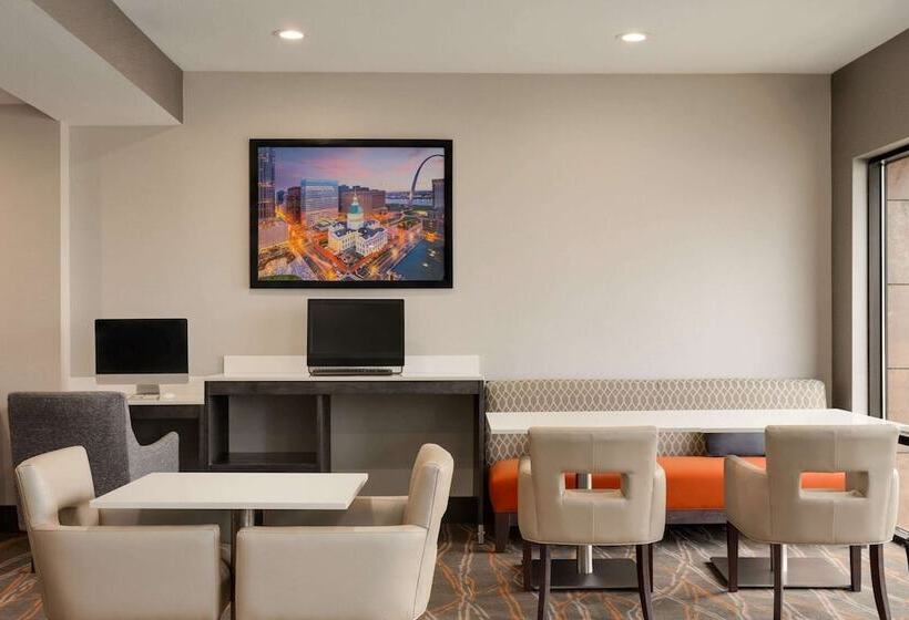 בית מלון כפרי La Quinta Inn & Suites By Wyndham St Louis Route 66