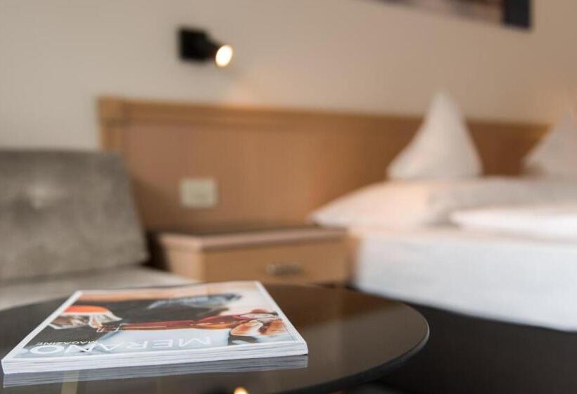 בית מלון כפרי Ladurner