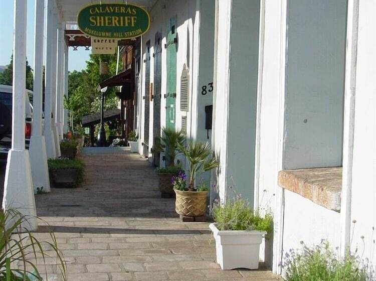 فندق Léger Restaurant & Saloon