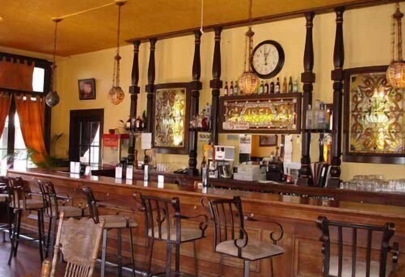 فندق Léger Restaurant & Saloon