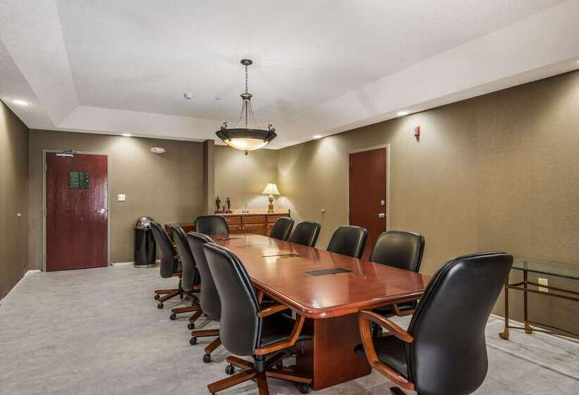 בית מלון כפרי Quality Inn & Suites Quincy  Downtown