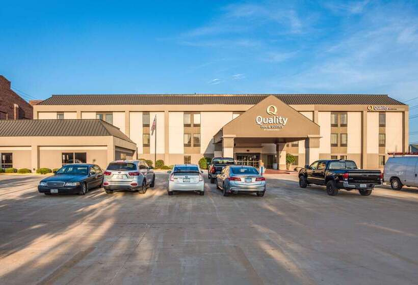 בית מלון כפרי Quality Inn & Suites Quincy  Downtown