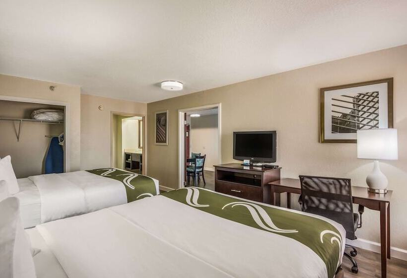 בית מלון כפרי Quality Inn & Suites Quincy  Downtown