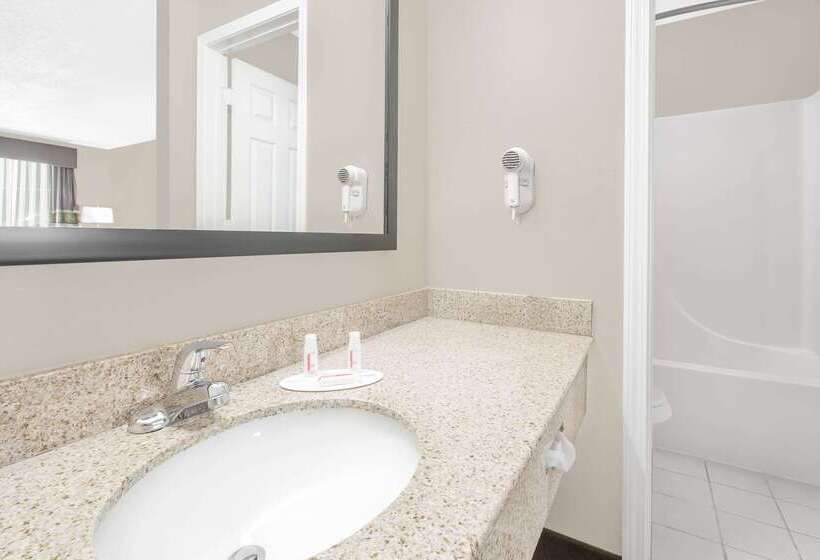 فندق Super 8 By Wyndham Bay St. Louis