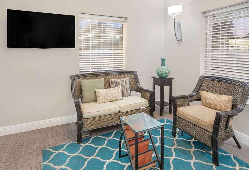 فندق Super 8 By Wyndham Bay St. Louis