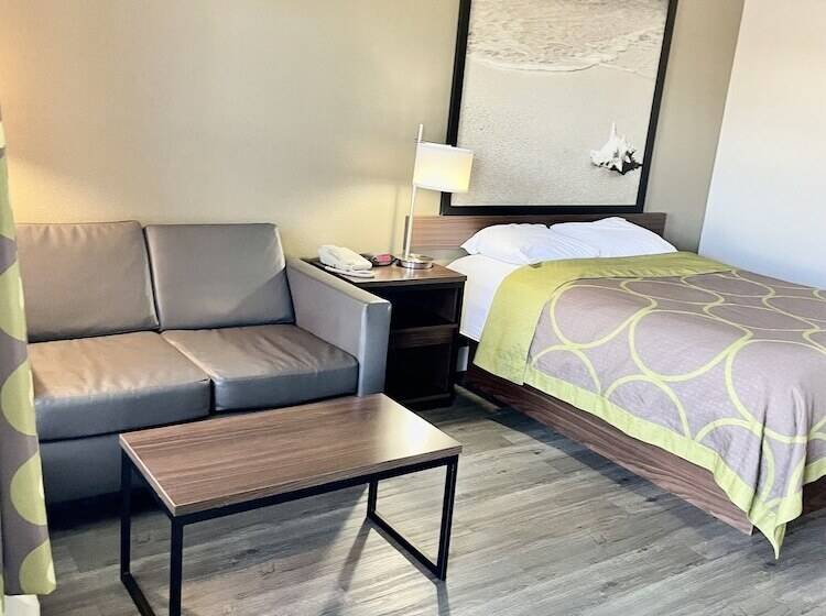 فندق Super 8 By Wyndham Bay St. Louis