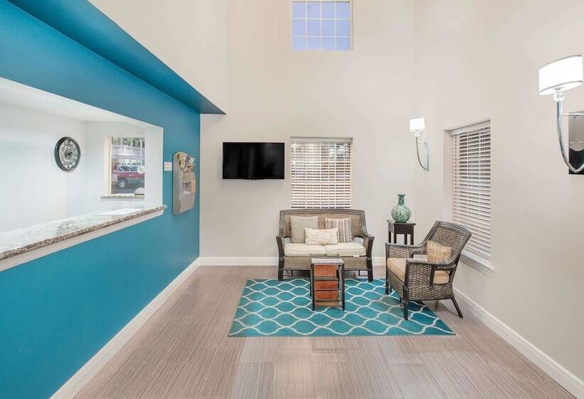 فندق Super 8 By Wyndham Bay St. Louis