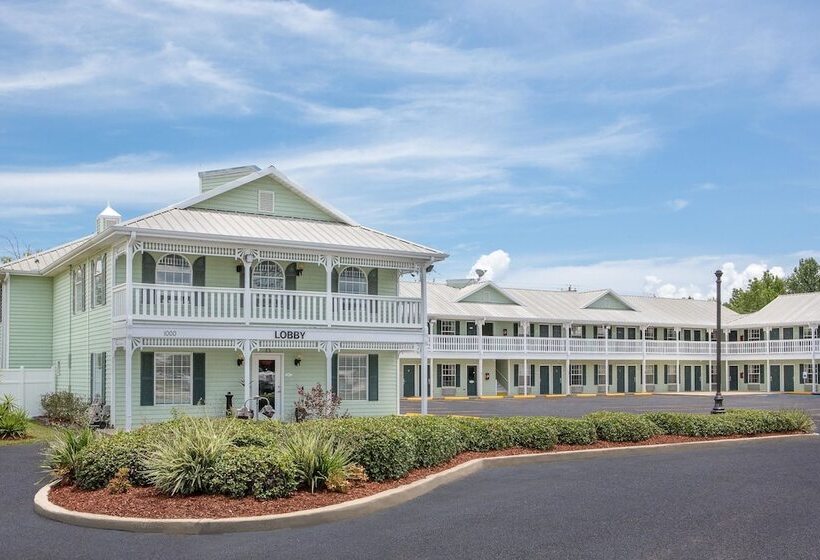 فندق Super 8 By Wyndham Bay St. Louis