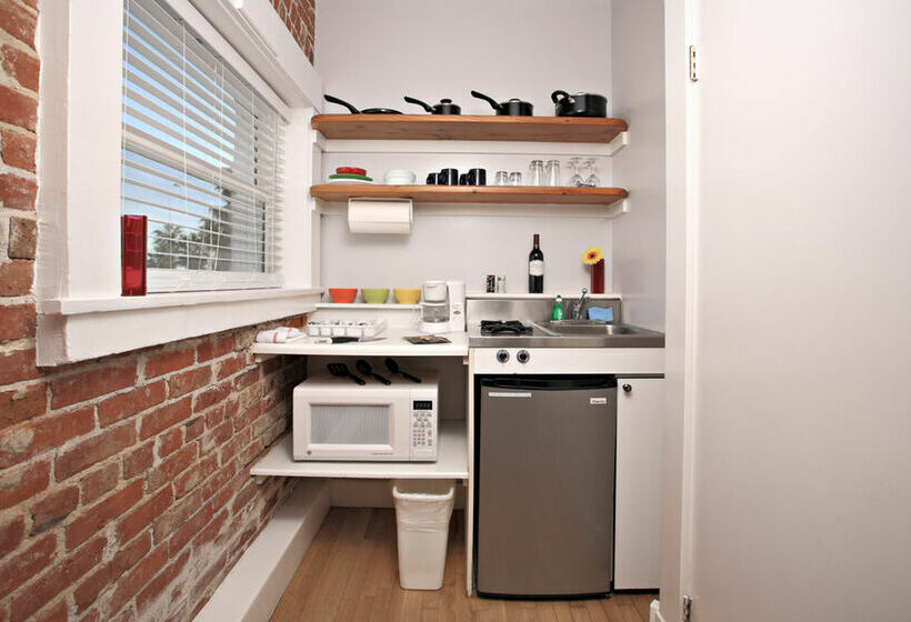 Venice Beach Suites & Hotel