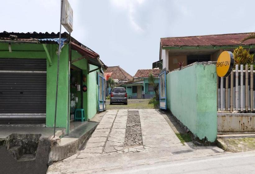 Отель Spot On 90003 Villa Tawang