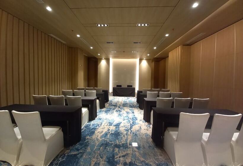 Louis Kienne Cikarang Hotel & Service Apartment