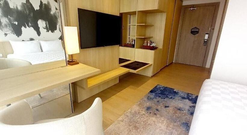 Louis Kienne Cikarang Hotel & Service Apartment