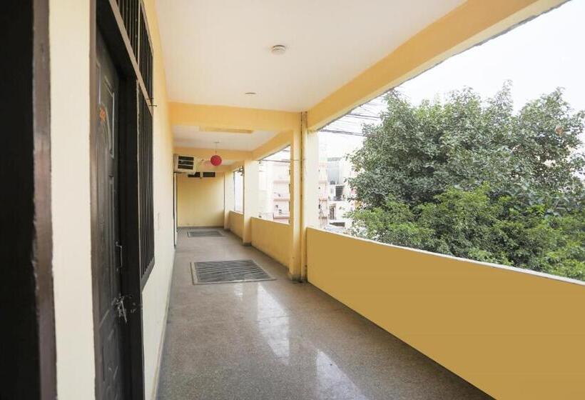 Spot On 75150 Hotel Urban Villa