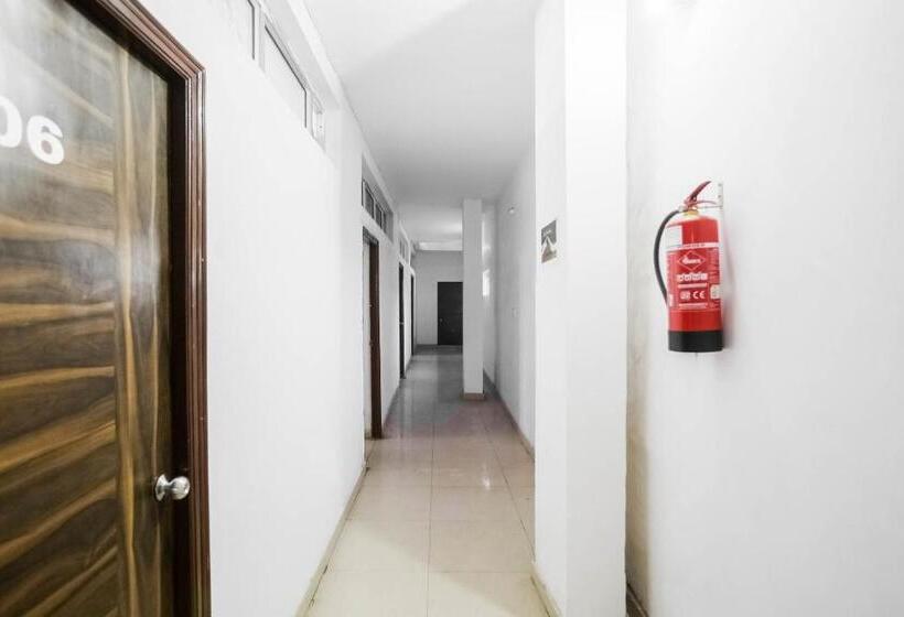 هتل Oyo 70692 The White House