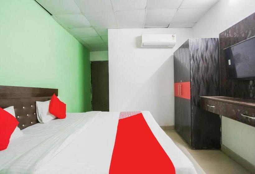 هتل Oyo 70692 The White House