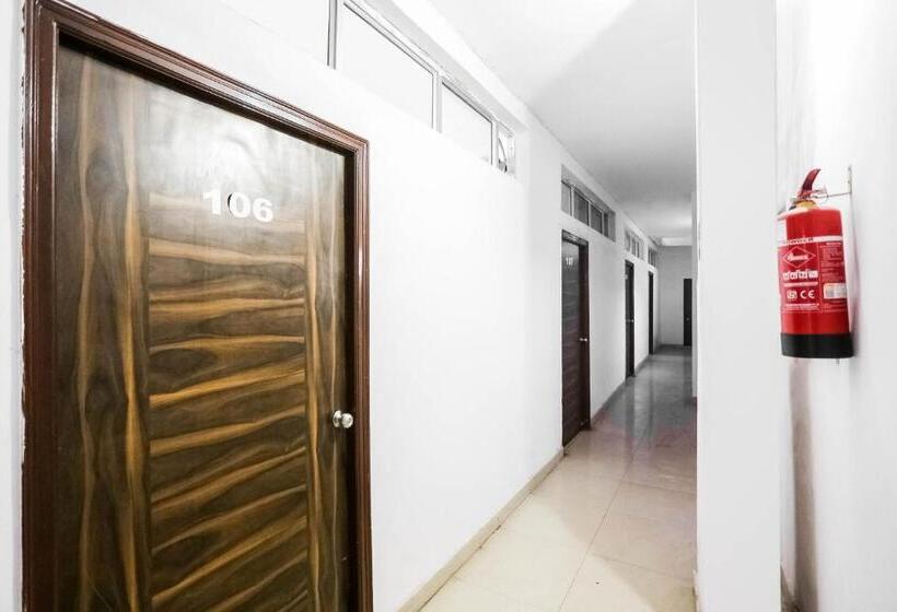 هتل Oyo 70692 The White House