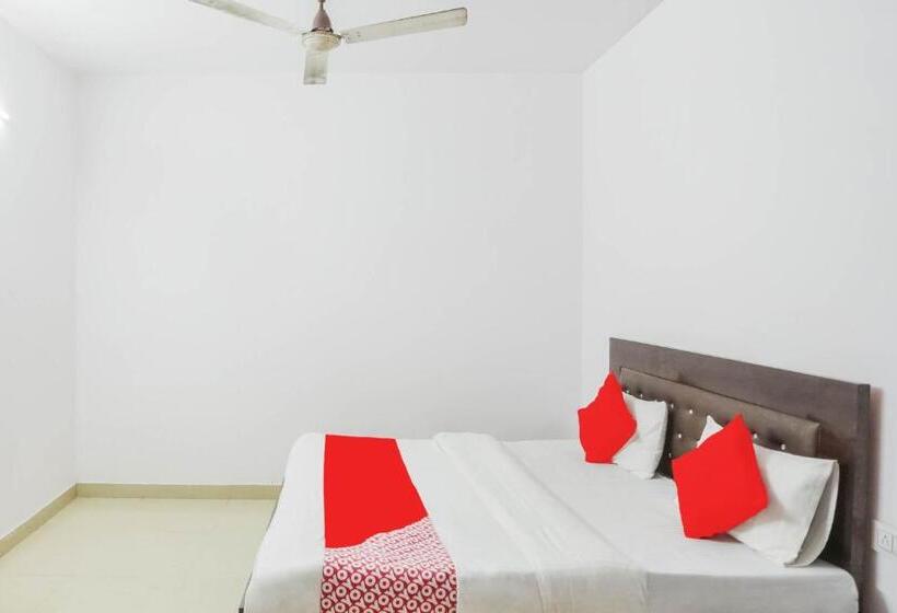 هتل Oyo 70692 The White House