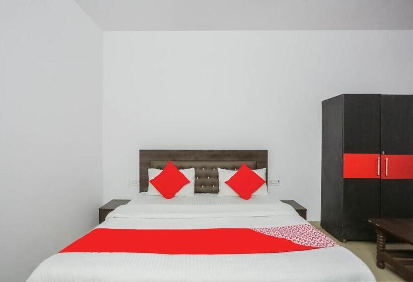 هتل Oyo 70692 The White House