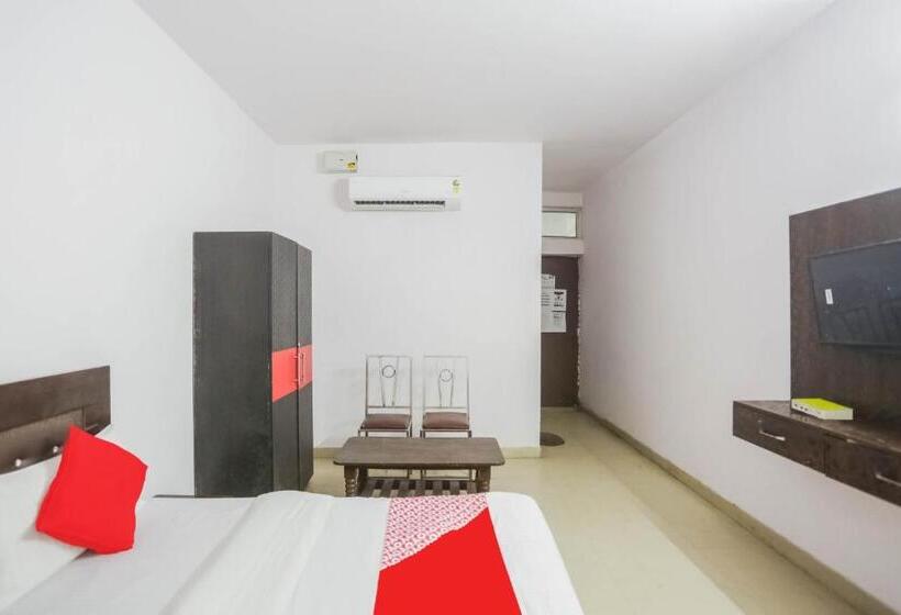 هتل Oyo 70692 The White House