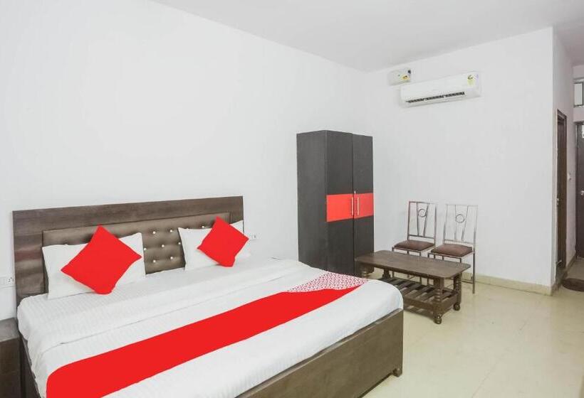 هتل Oyo 70692 The White House