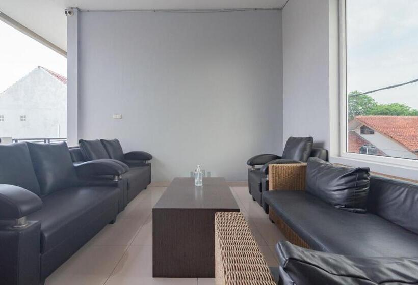 Отель Reddoorz Plus Syariah @ Tuparev Cirebon 3