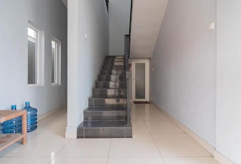 Отель Reddoorz Plus Syariah @ Tuparev Cirebon 3