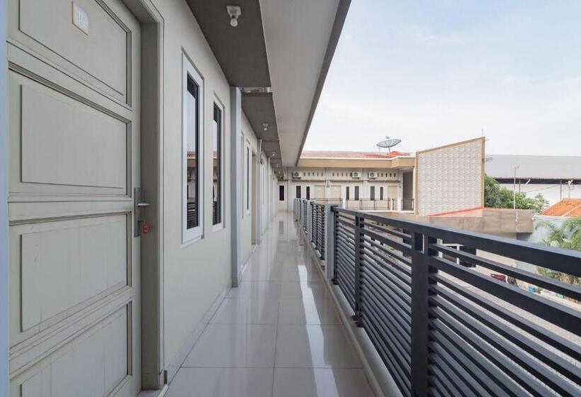 ホテル Reddoorz Plus Syariah @ Tuparev Cirebon 3