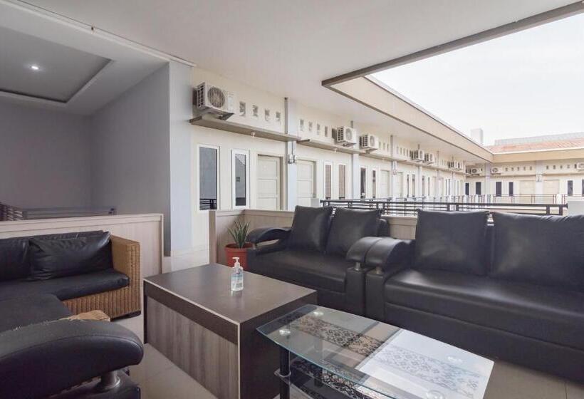 Отель Reddoorz Plus Syariah @ Tuparev Cirebon 3