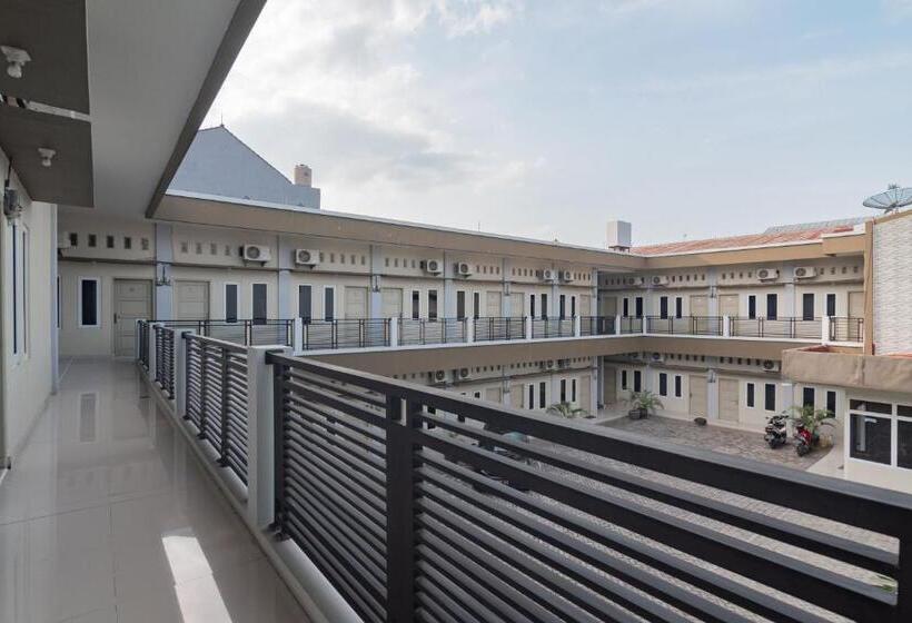 호텔 Reddoorz Plus Syariah @ Tuparev Cirebon 3