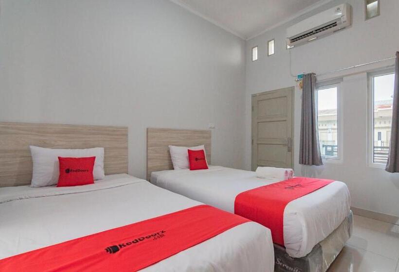Отель Reddoorz Plus Syariah @ Tuparev Cirebon 3