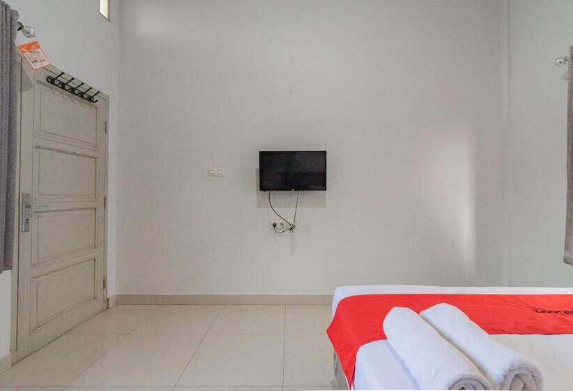 Отель Reddoorz Plus Syariah @ Tuparev Cirebon 3