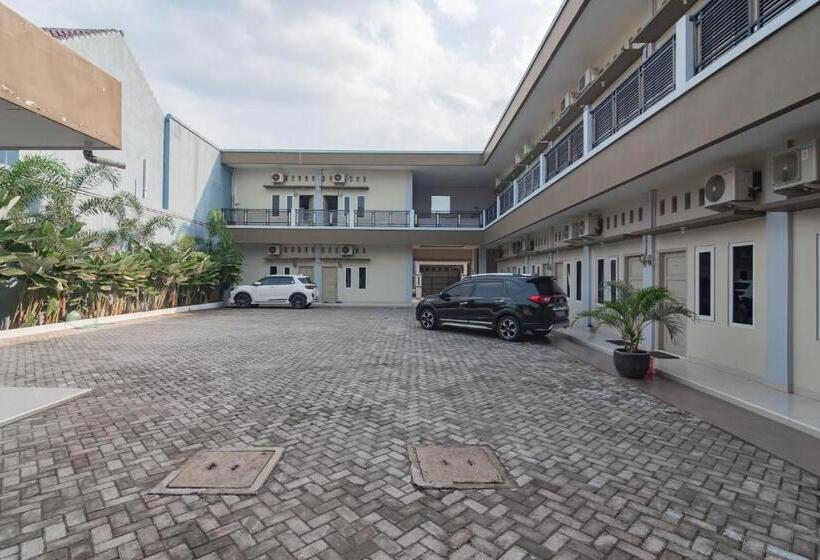 Отель Reddoorz Plus Syariah @ Tuparev Cirebon 3