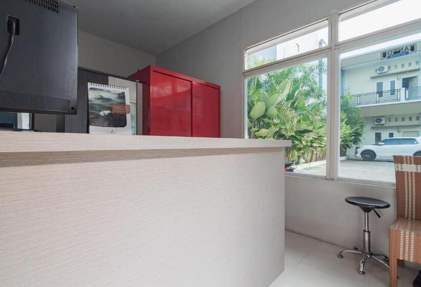 Отель Reddoorz Plus Syariah @ Tuparev Cirebon 3