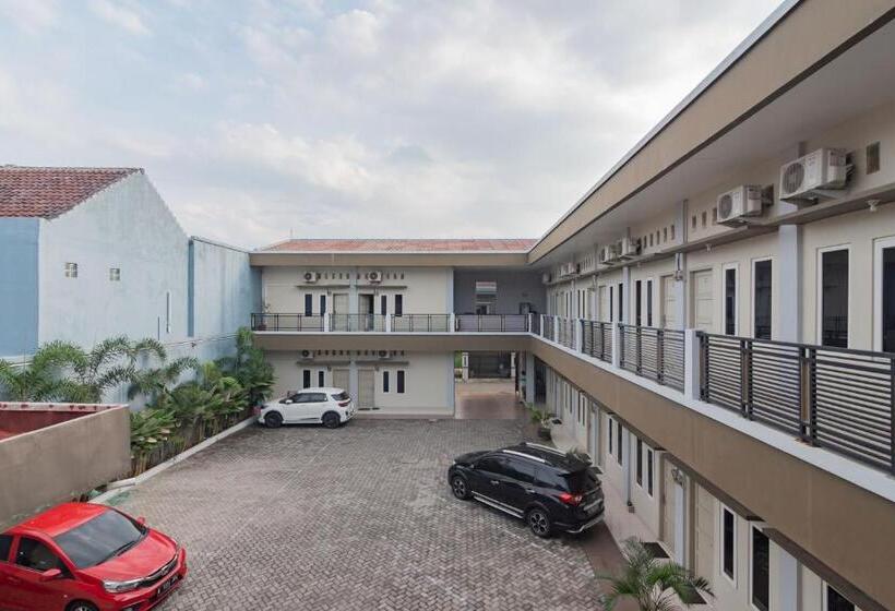 Отель Reddoorz Plus Syariah @ Tuparev Cirebon 3